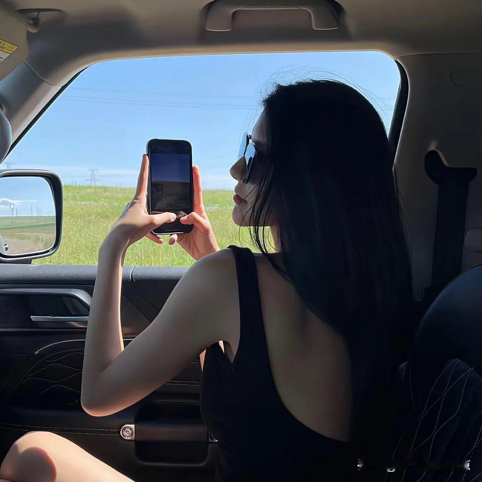 一个女人做的最笨的一件事就是：明知道这个男人不爱你了，你还是不肯放弃，死缠烂