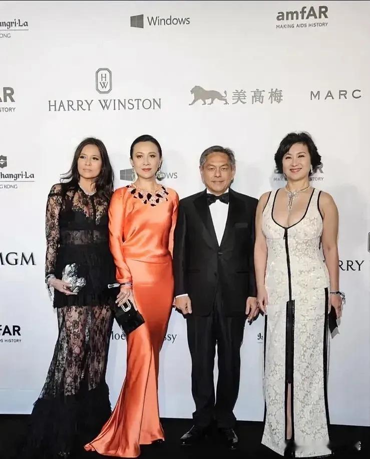 我滴妈哟，何超琼与刘嘉玲同框，她俩身高竟一样耶，一个是著名的香港女演员，一个是著