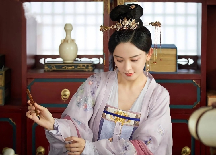 隋朝，14岁的义成公主被嫁给了65岁的老可汗，新婚之夜，老可汗丝毫不怜惜年幼的公