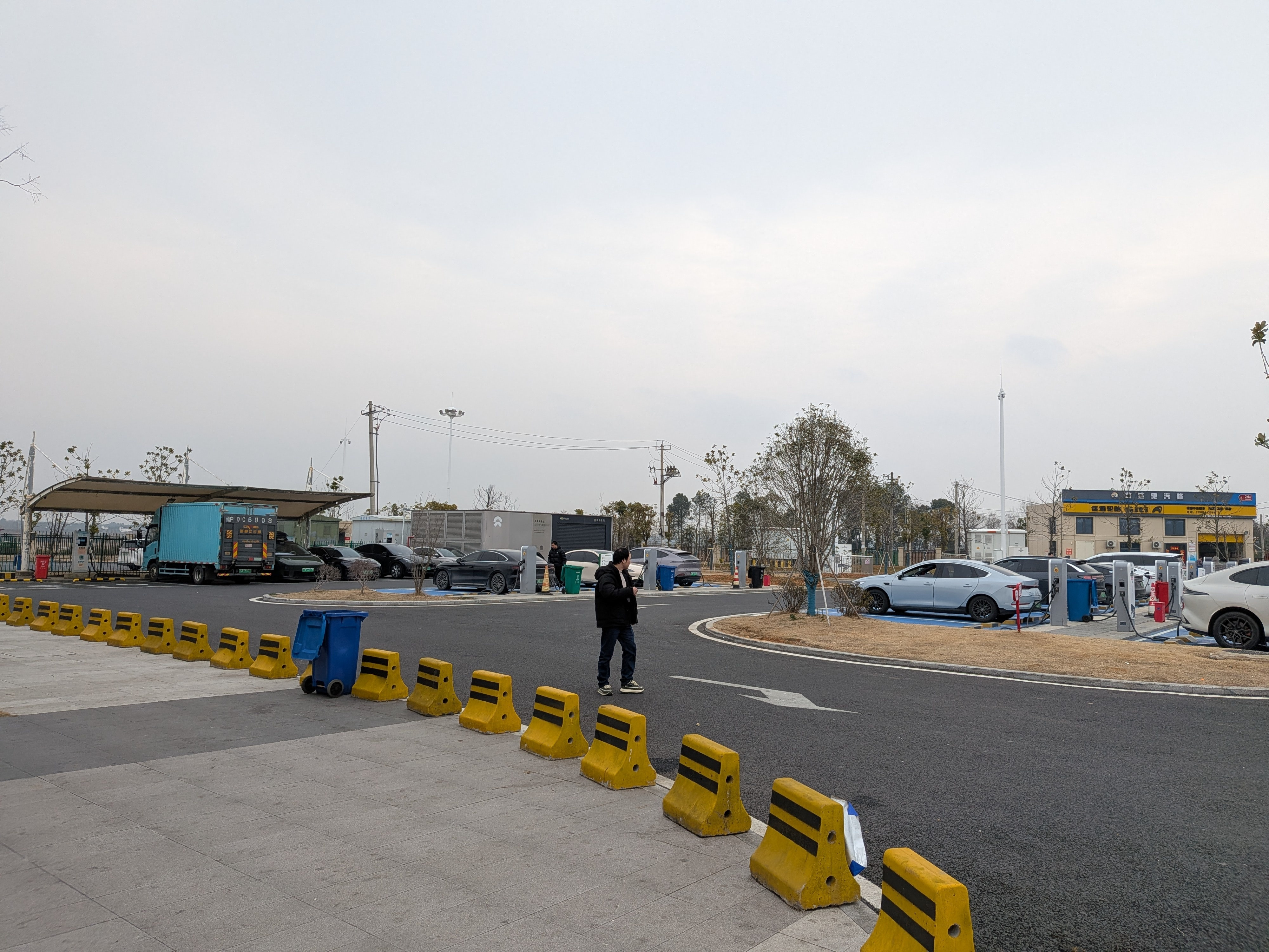 发表个暴论吧：春节，尤其是高速公路春节，指望完全不排队，没有可能。不仅换电、充电