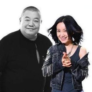 2018年，臧天朔临终前，屏退全部家人，包括他的妻子李梅，唯独留下了斯琴