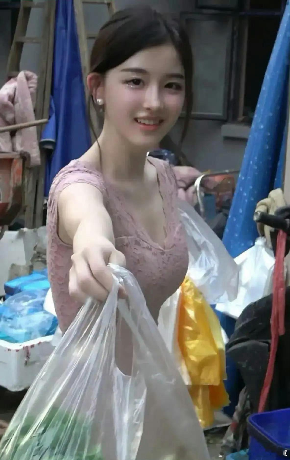 这位卖菜的小姐姐好漂亮啊