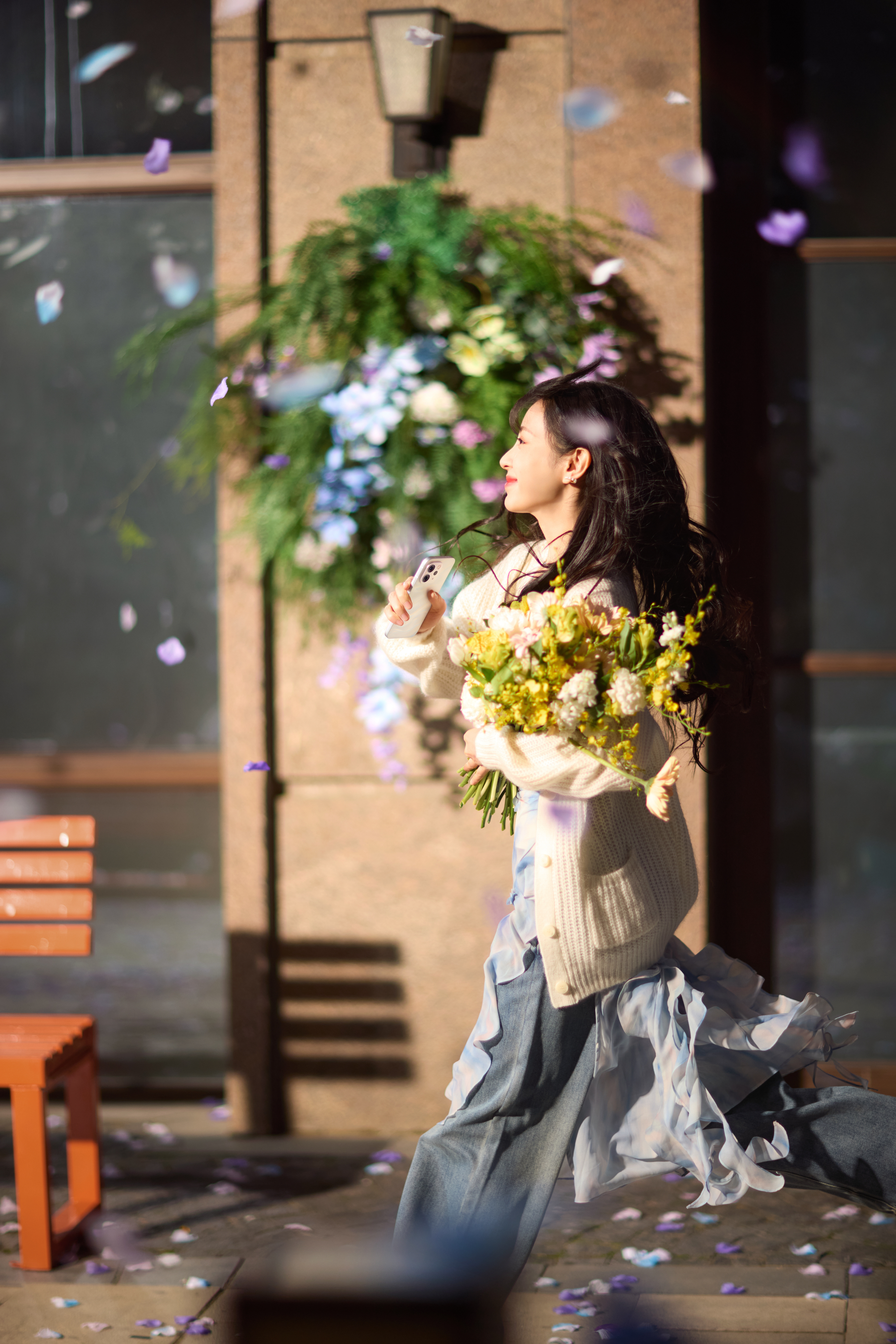 vivoS50系列代言人居然是田曦薇，这也太美了吧，手里的真机应该就是这次的新