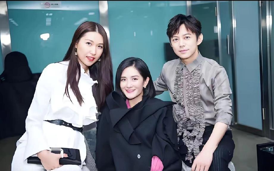 何炅谢娜同框引热议！白衣长发美女惊艳出镜，气质完胜谢娜何炅谢娜同框照