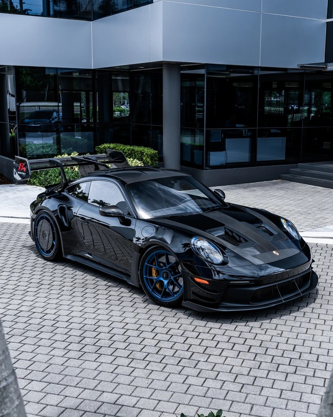 黑化战神！当全黑战袍的992GT3RS遇上靛蓝轮毂，冲击直接拉满！车的新衣