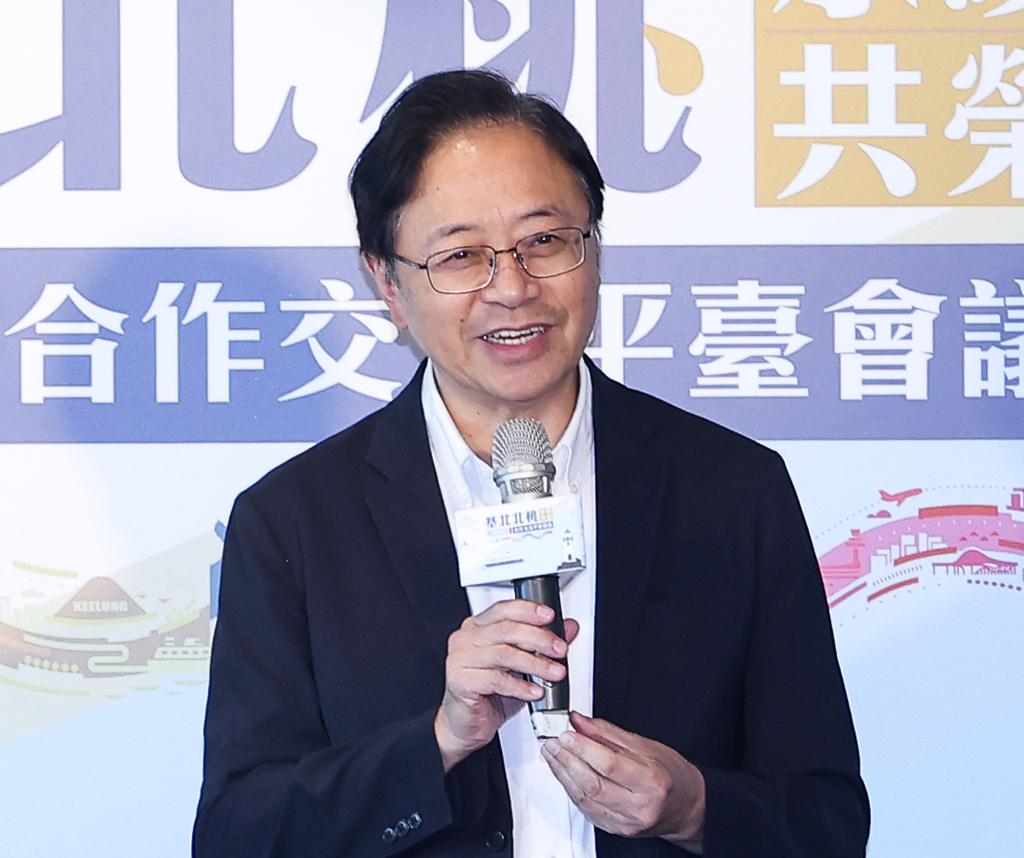 桃园市政坛近日出现蓝白合作的微妙氛围。桃园市长张善政20日亲自出席台湾民众党桃园