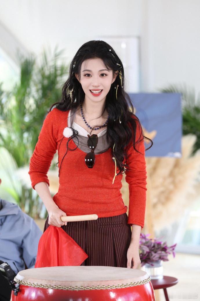 王楚然雪山里的一抹红真的是亮眼呀，复古又明媚的感觉完全让人心动了呀~真的是我们开