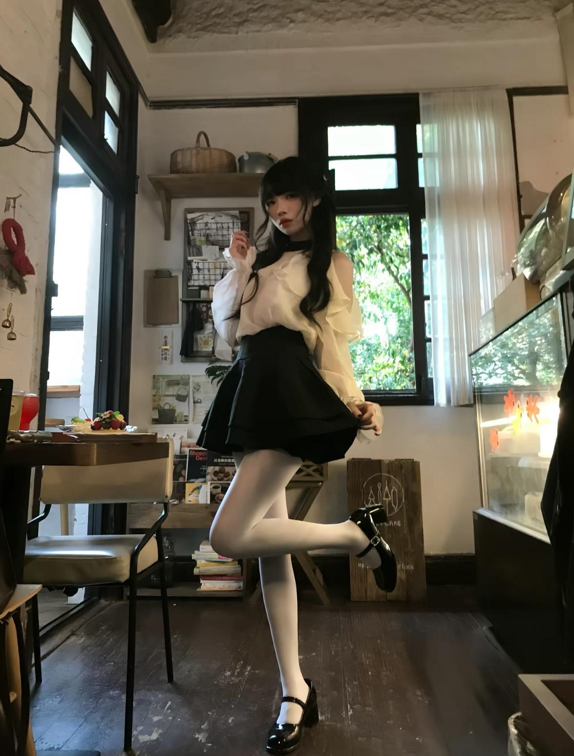 复古少女风，黑白穿搭，甜美可爱，咖啡馆里的时尚瞬间。