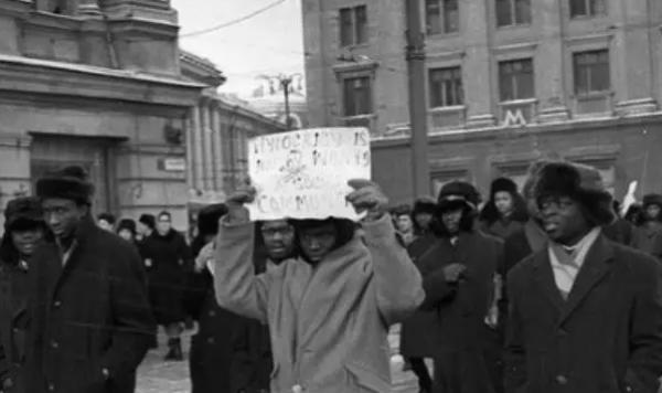 1963年，五百多名非洲留学生，因为加纳同学离奇离世，集体聚集在克里姆林宫前抗议