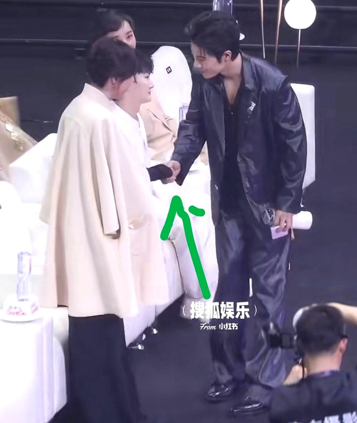 你绝对想不到，昨晚品质盛典，肖战刚一落座，“唰”地起身攥住孙俪的手！肖战坐的是