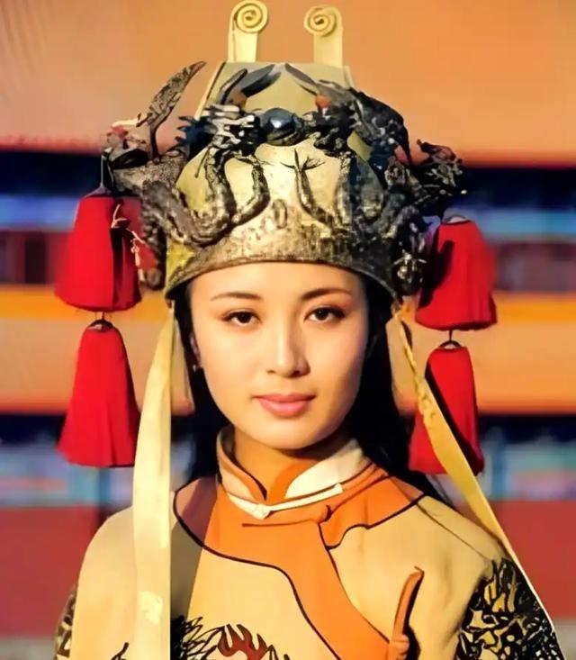 1856年夏天，东王府静谧地没有一点声音，洪秀全低头跪着，一旁的傅善祥脸色铁青。