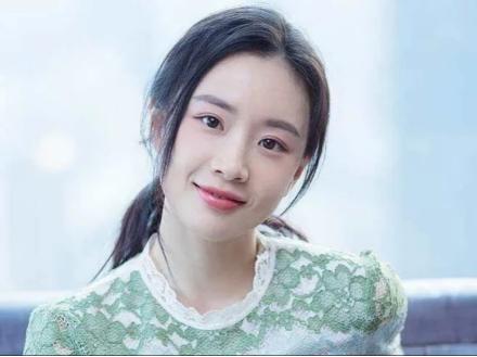 2015年，张嘉译以《白鹿原》艺术监制的身份，直接换掉了女演员李梦，转而让北电女