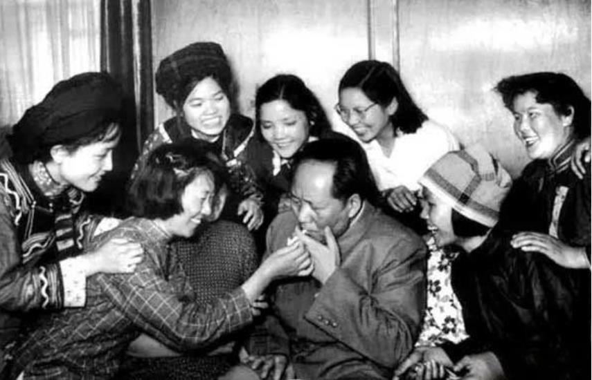 1958年毛主席在天津吃饭，被群众“包围”了5个小时，结束后现场被挤掉的钢笔、手