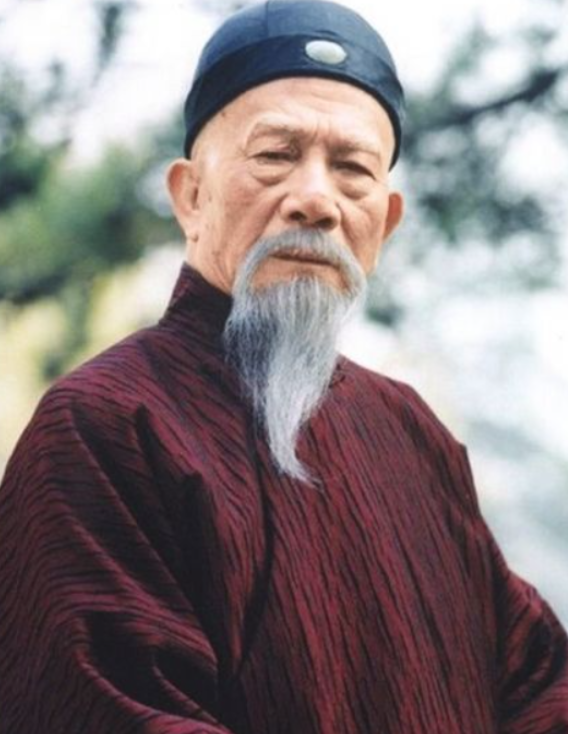 太平天国末期，李鸿章手握淮军精锐而按兵不动。等曾国荃攻陷天京，获取首功后，李鸿章