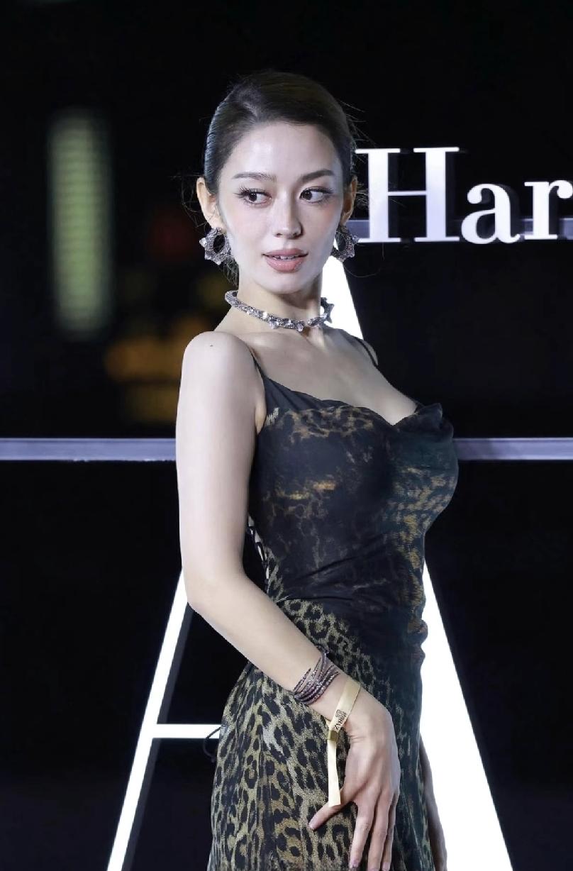 吉娜妖娆身姿。吉娜真的是天使般的身材天使般的容颜，就是这个天使满口东北话。