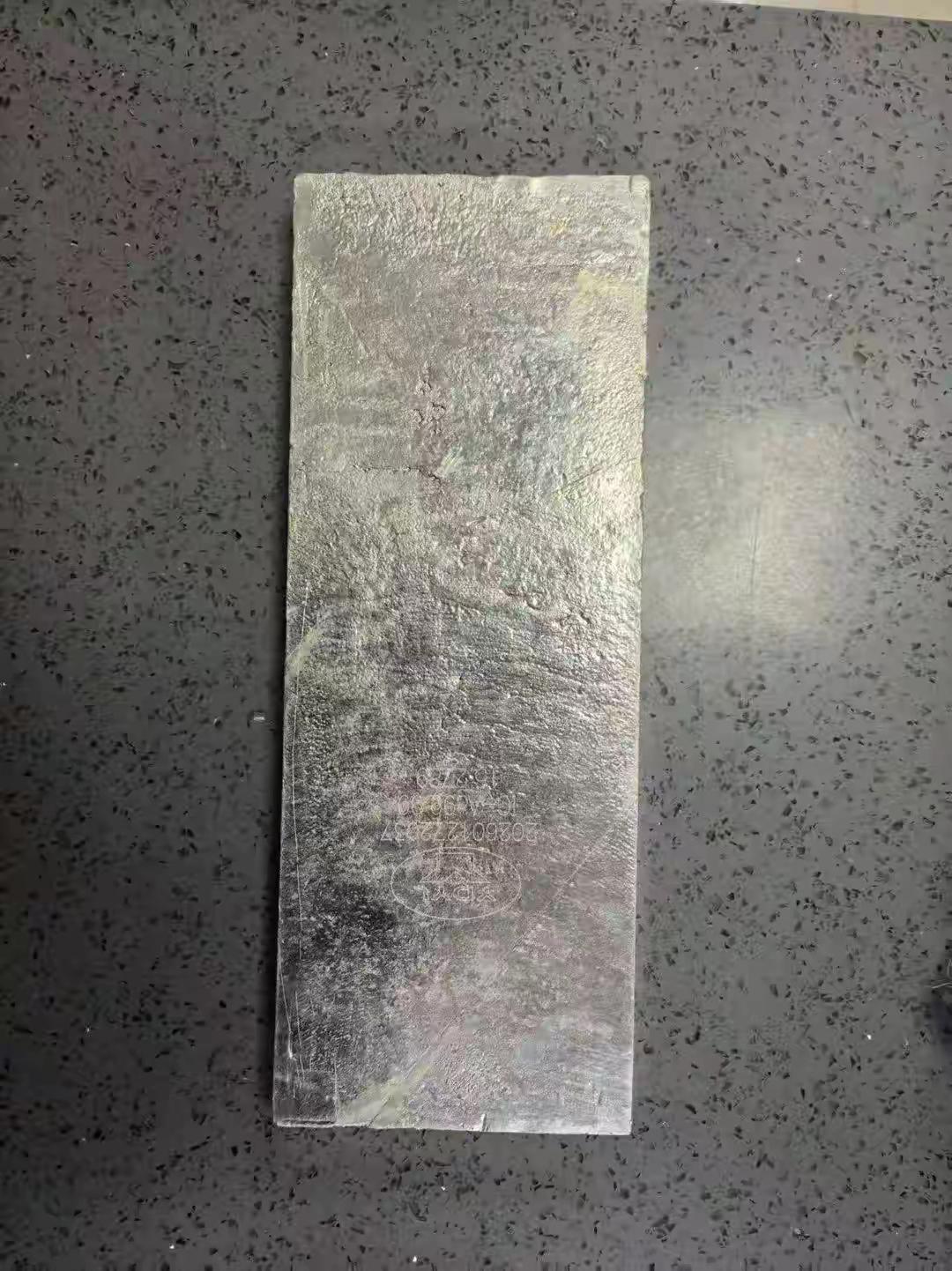 “意外之财！”湖北十堰，一男子网购一套椅子，打开包装，却惊讶的发现，里面有块30