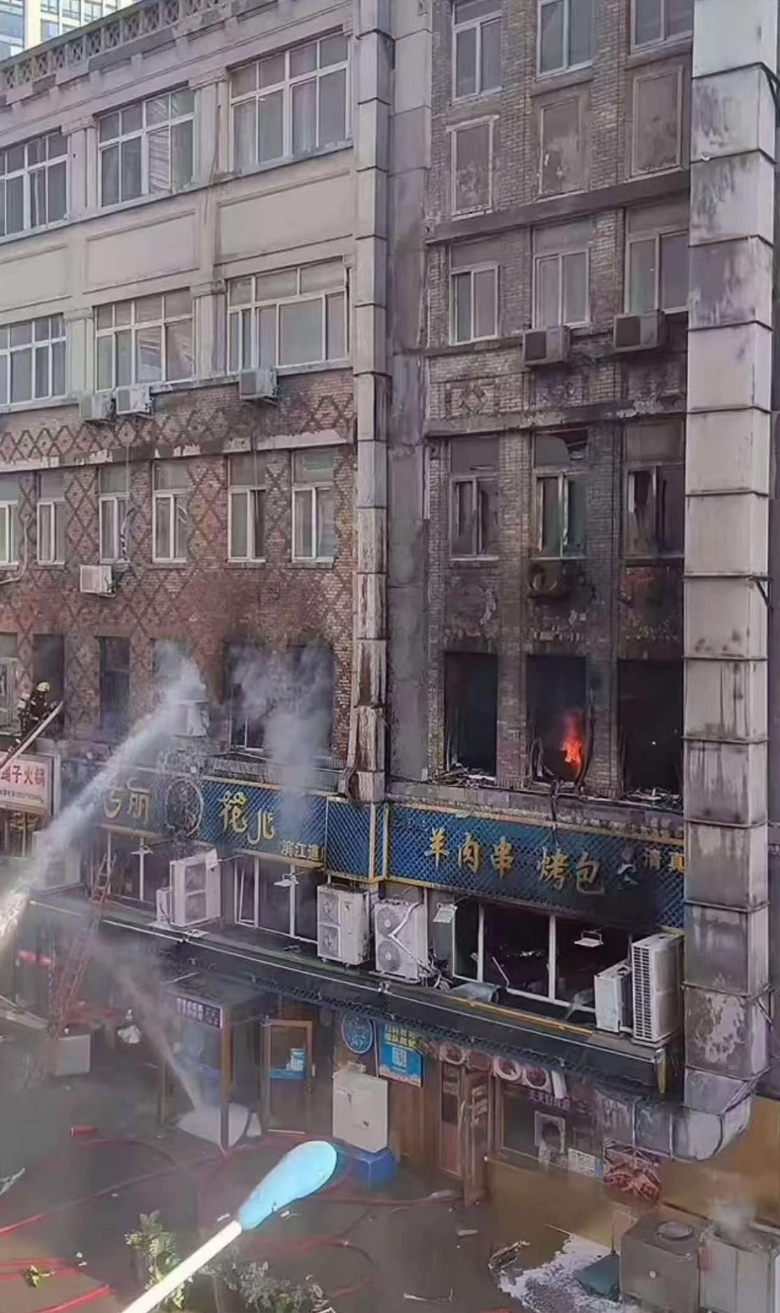 现场照片看着损失不小。失火店铺所在的楼是天津基泰大楼，原来是民国基泰建筑工程事