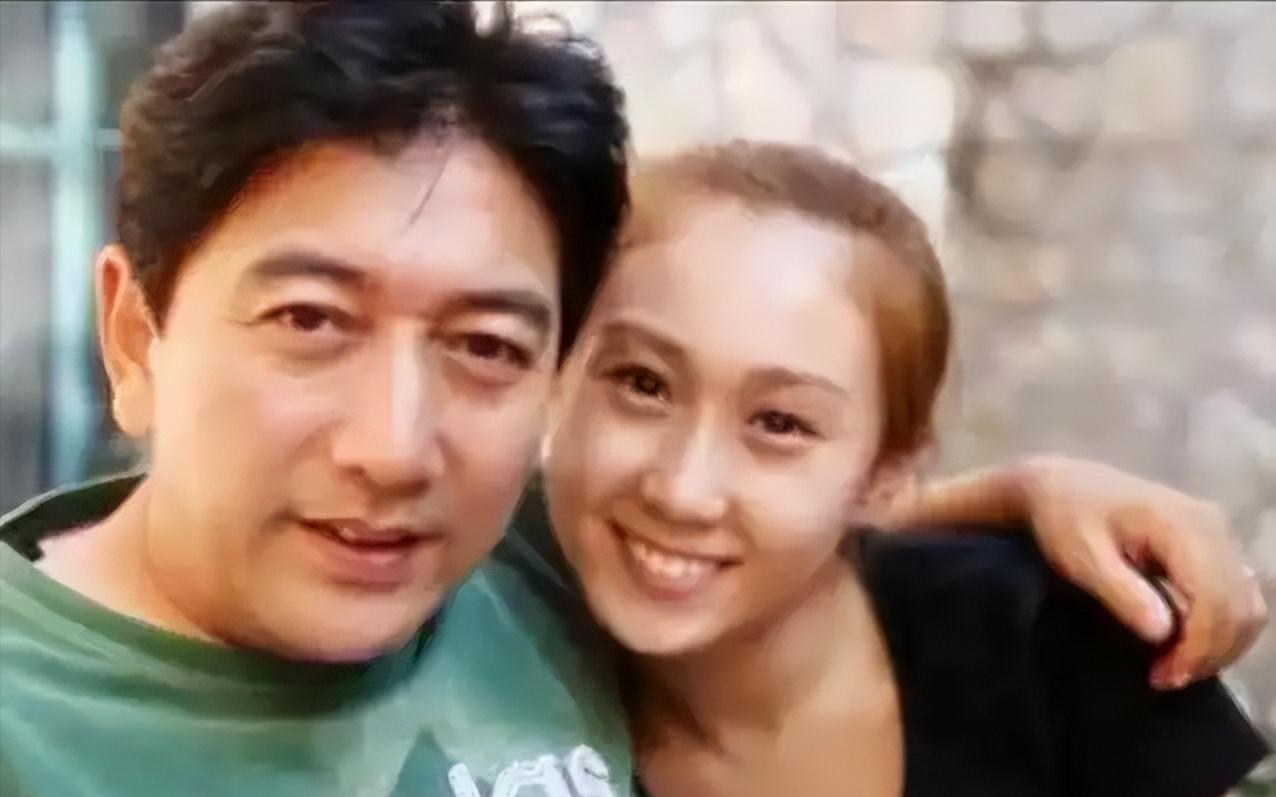 2007年，水均益的妻子突发瘫痪，他毫不犹豫决定和妻子离婚，女儿含泪恳求，爸爸，