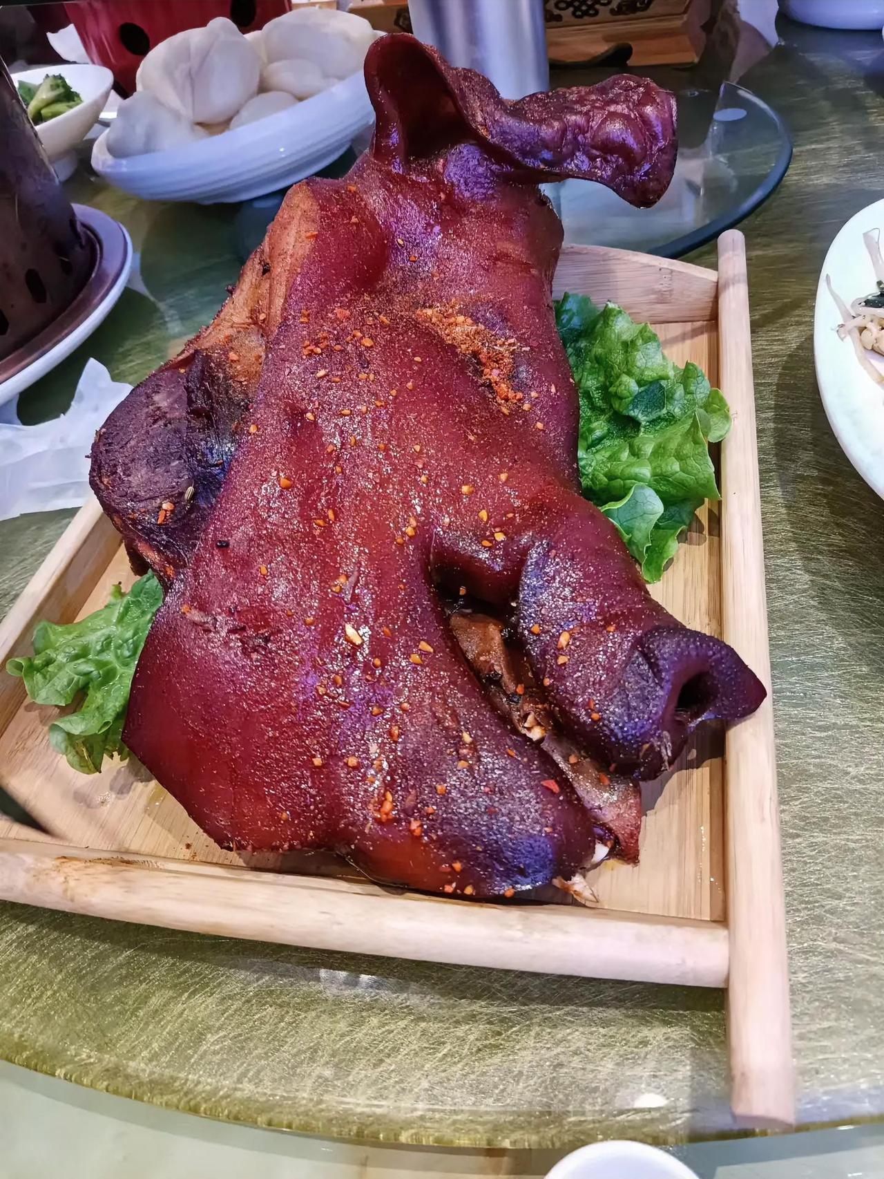 今天同学聚会，点了十几个菜，我一眼就看着那道整猪脸，挺上道的！红亮油润的猪