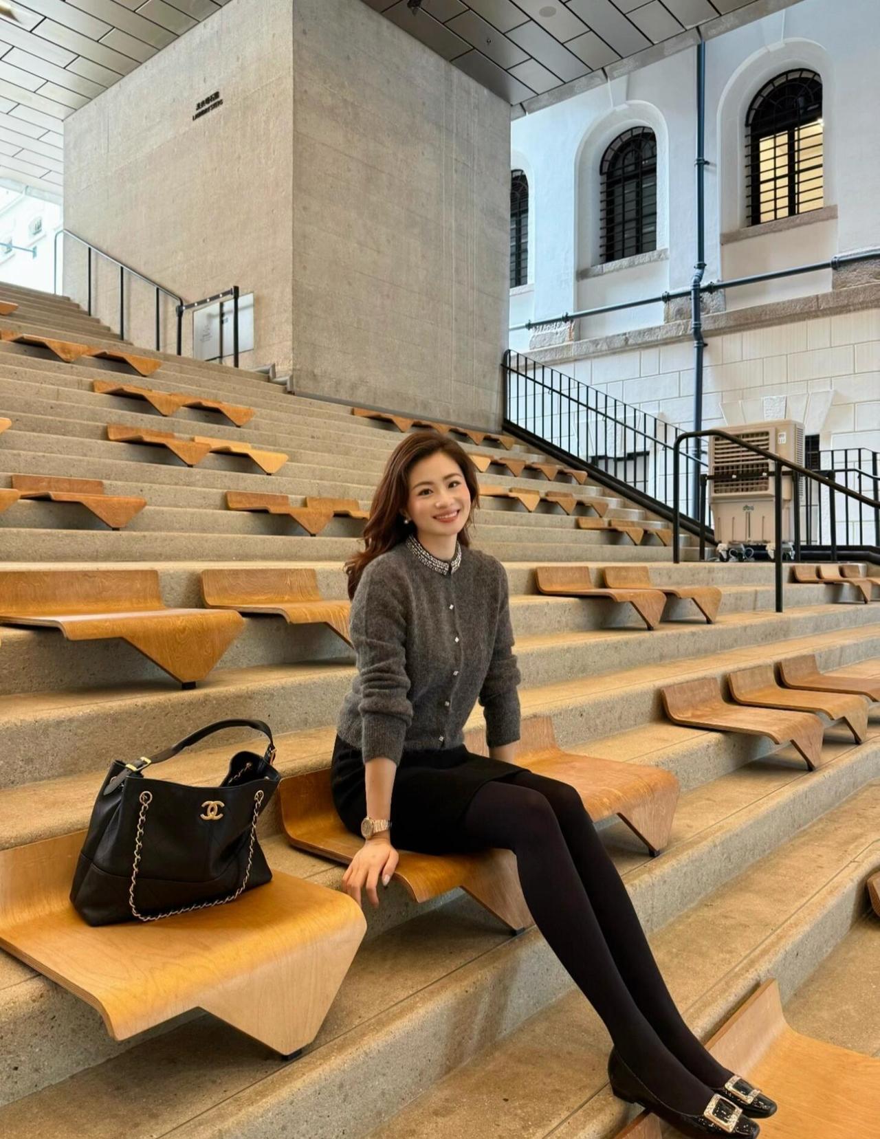 这套穿搭是优雅轻奢的灰黑轻熟风，把温柔质感与精致细节融合。灰色针织衫自带温柔松弛