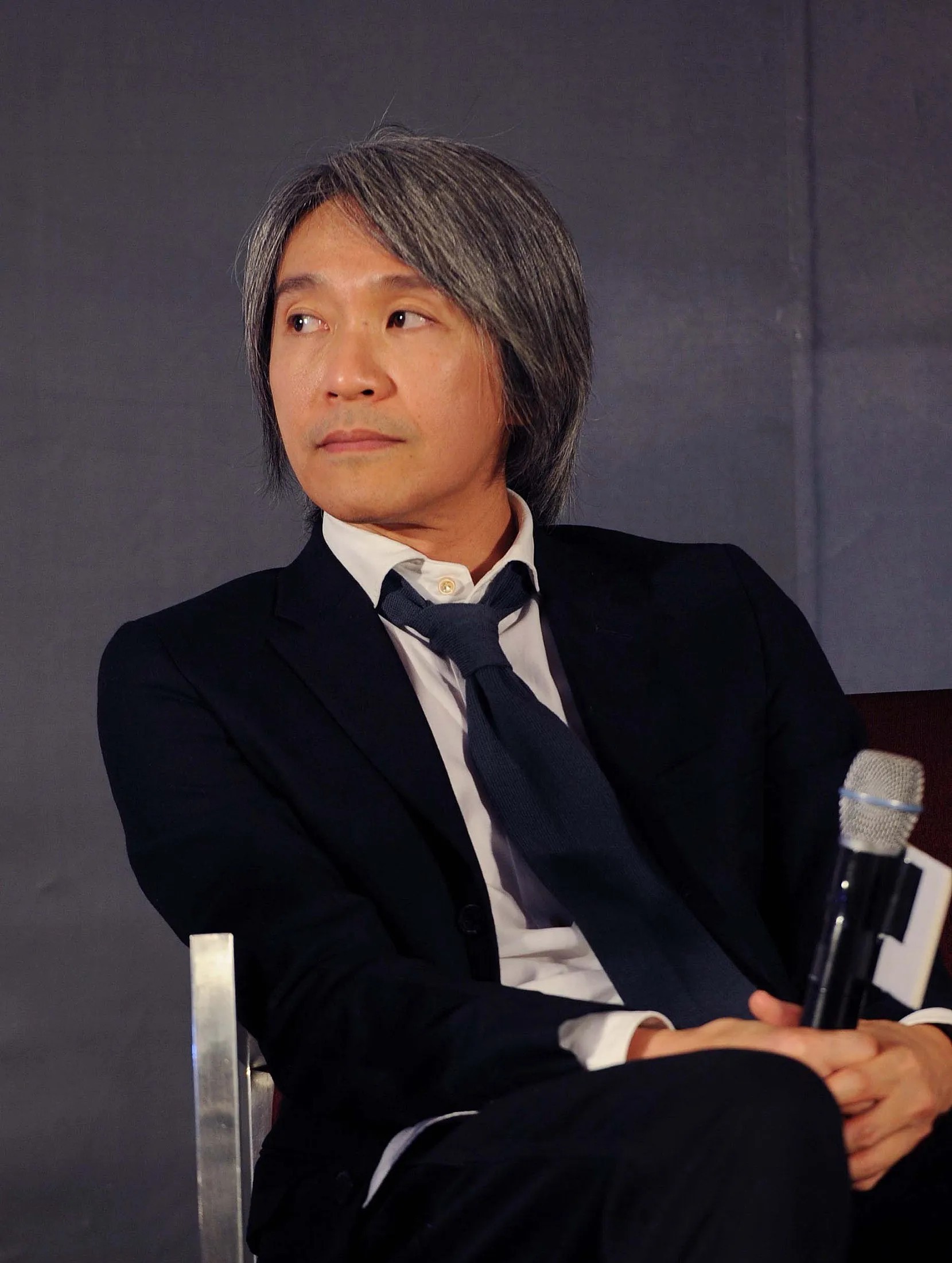 主持人问李建仁:“你觉得周星驰这个人怎么样？”李建仁说:“周星驰请吃饭绝对大方，