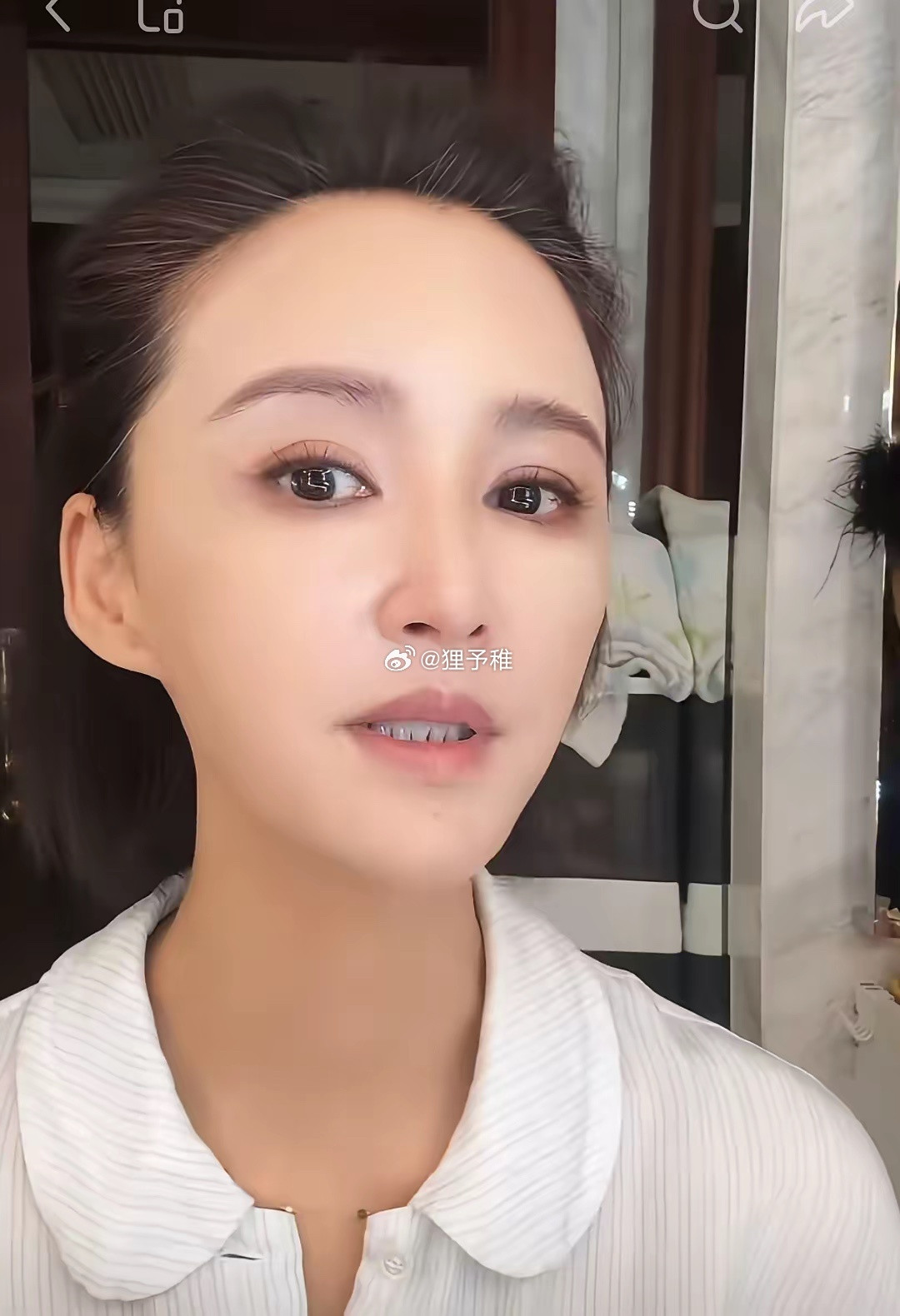 真的是没想到张歆艺竟然有那么多白发了！而且看白发都长出来那么长了，她竟然没去染！