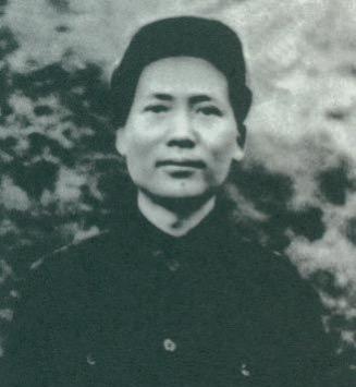 1936年12月，伟人就任中央革命军事委员会主席时的留影。照片中的毛主席戴着帽子