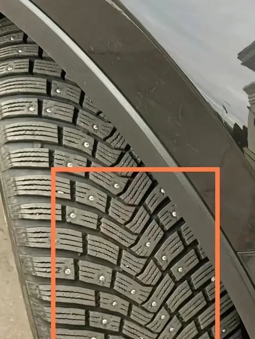 表弟买了新车，我一看他的轮胎全扎满了钉子，我好心提醒他注意路面，他却说我没见识！
