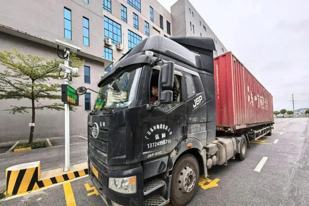 朋友们，咱们广西这边的南宁自贸区搞了个大动作，全国首创的跨境贸易“智慧通”改革项