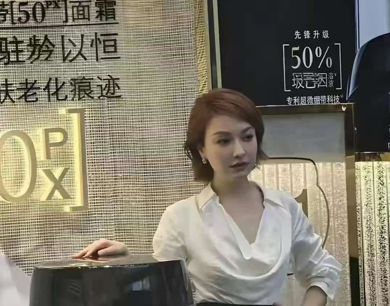 吴昕怎么变化这么大？好像和以前完全不一样了，而且给人一种整过容的感觉，以前觉得她