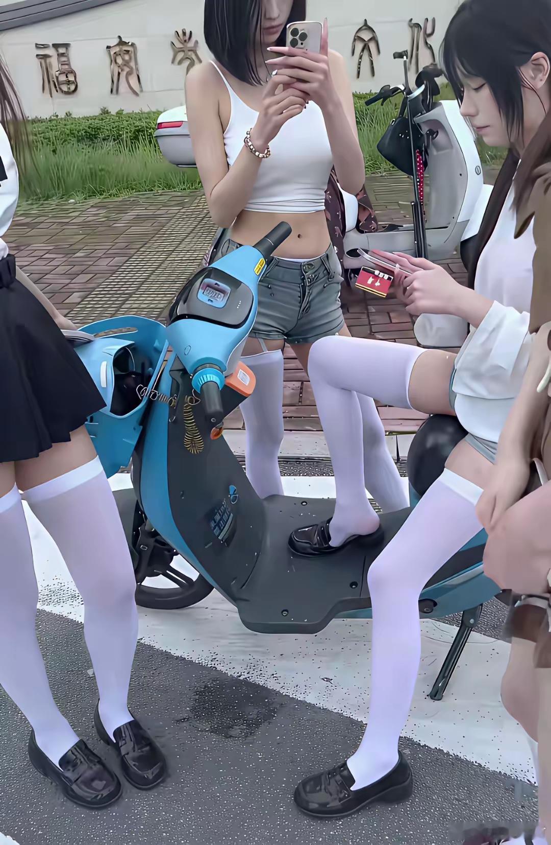 看不懂现在这些穿搭，短裤配白丝，这好看吗？