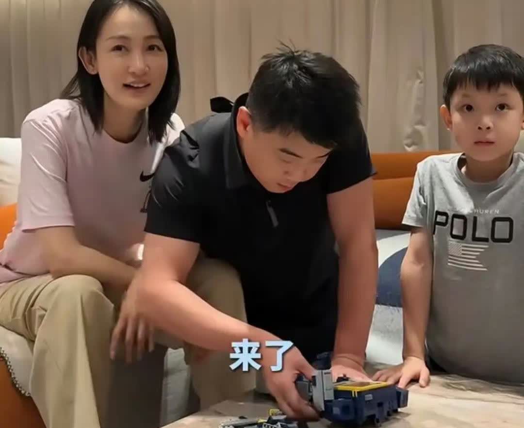 王皓的家庭生活真是温馨满满！23号晚，闫博雅分享了日常点滴。忙完比赛的王皓，终于