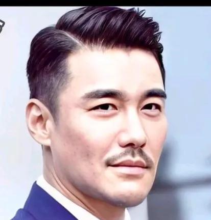这俩兄弟长得一点儿也不像，胡兵年轻的时候看起来没有他哥哥胡东帅，年轻时的胡兵也就