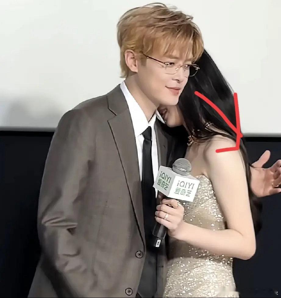 付辛博永远不会离婚的原因很简单不是他在镜头前说了多少情话，而是剧宣同台时手一直悬