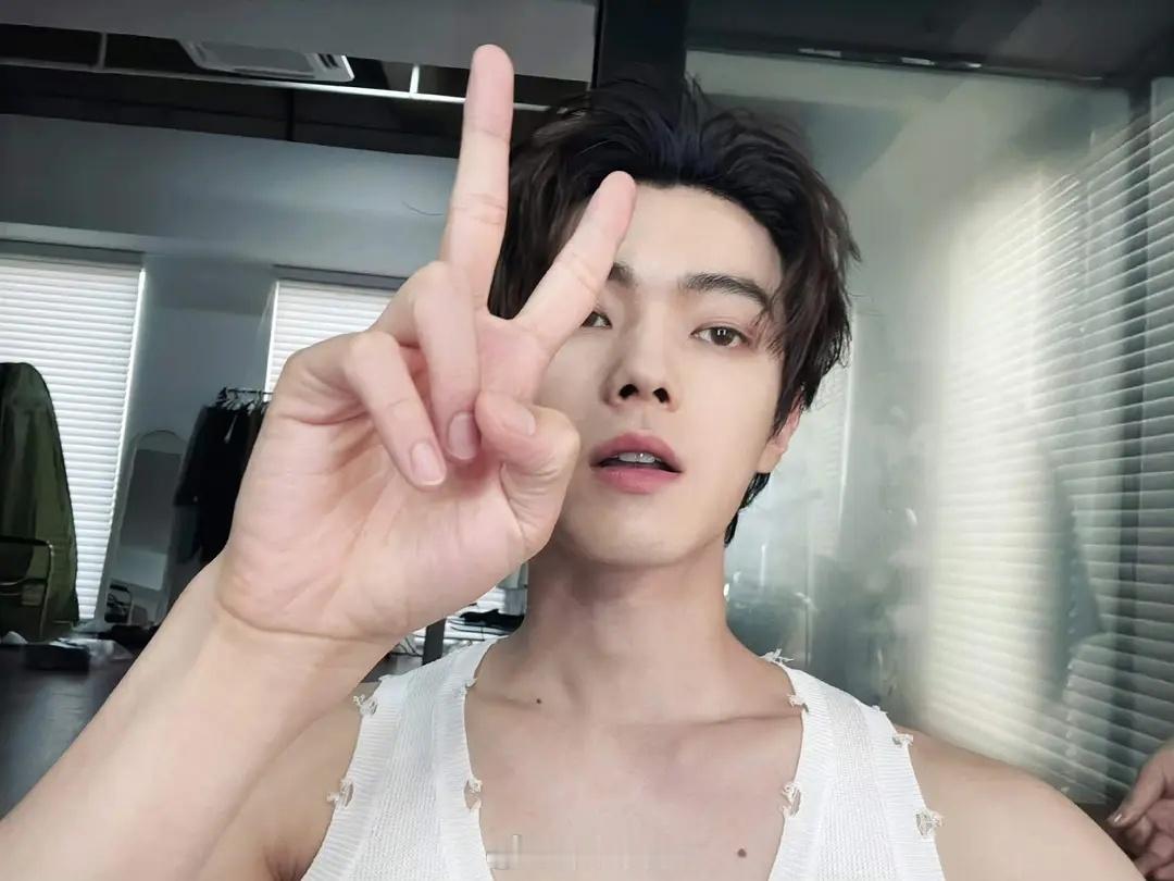 许凯现在又白又嫩又瘦😘😘太帅了😍​​​