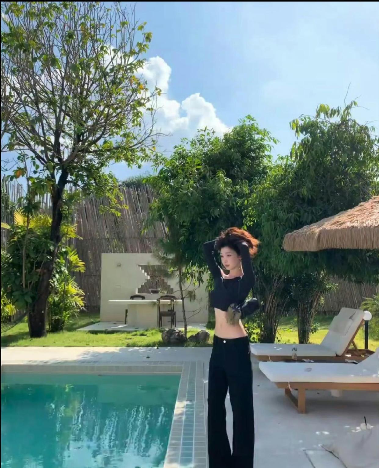 易梦玲的腰是真细啊