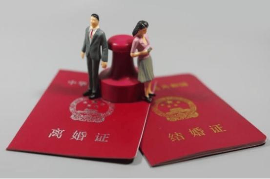 有位民政局的工作人员说：“只要是40岁以上来办离婚的，根本没得劝，大多数都是女方