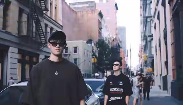 曾凡博or胡明轩，到底谁更帅？远在美国篮网试训的曾凡博热情招待了前往美国特训的胡