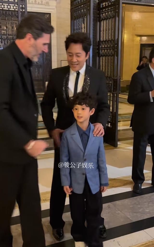 57岁的蔡国庆携7岁的小儿子庆宝一同亮相英国伦敦时装周，表现大方毫不怯场。小庆宝