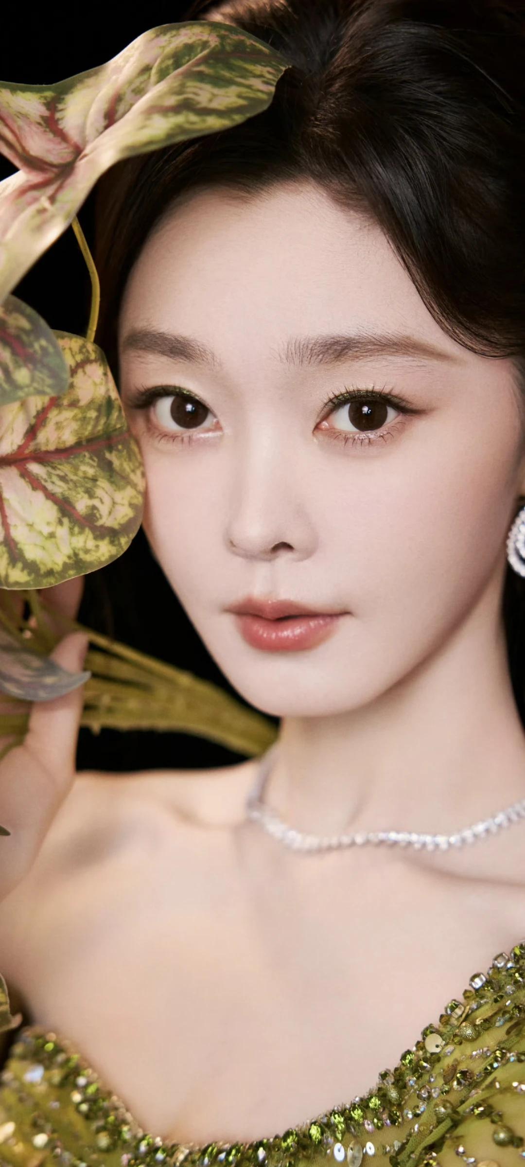 宋轶壁纸～闪钻鱼尾裙+复古盘发，精灵公主既视感！