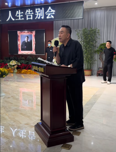 杨少华老爷子出殡现场！杨议身穿黑衣上台作最后致词，老爷子棺椁披福寿红被被抬上灵车