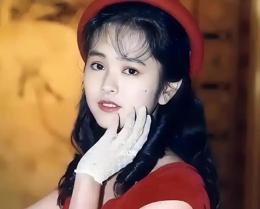 1995年，面对林志颖的表白，她毫不犹豫的就拒绝了，转身嫁给身家千亿的陈柏浩。5