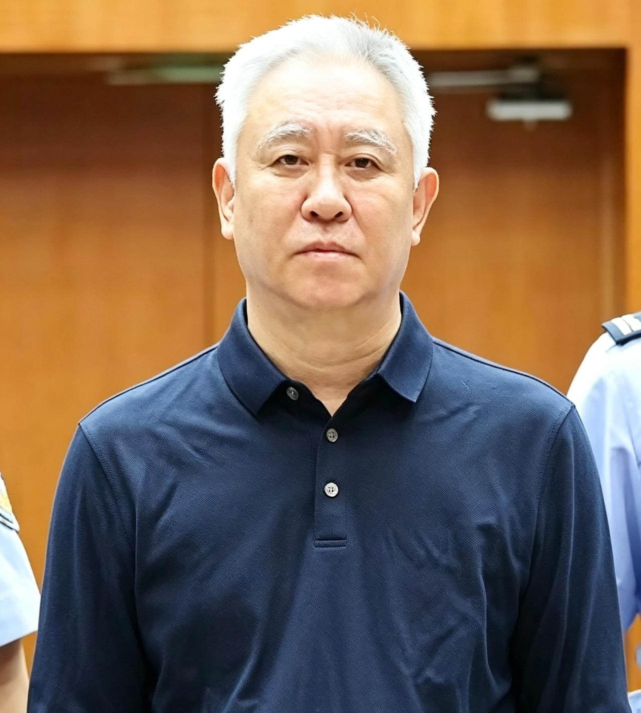 此时，他面部浮肿发胖，眼神涣散黯淡，法令纹深重，须发全部雪白，和巅峰时期判若两人