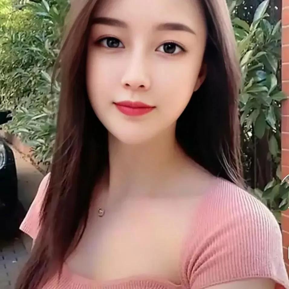 绿意掩映间，美人如画。林间粉裳美人绿意美景晨雾美人照山水美人图美女秋风景