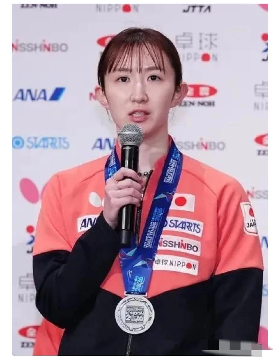 早田希娜对自己可够狠的，采访时毫无不避讳，直言这次没拿金牌就是自己的责任。早