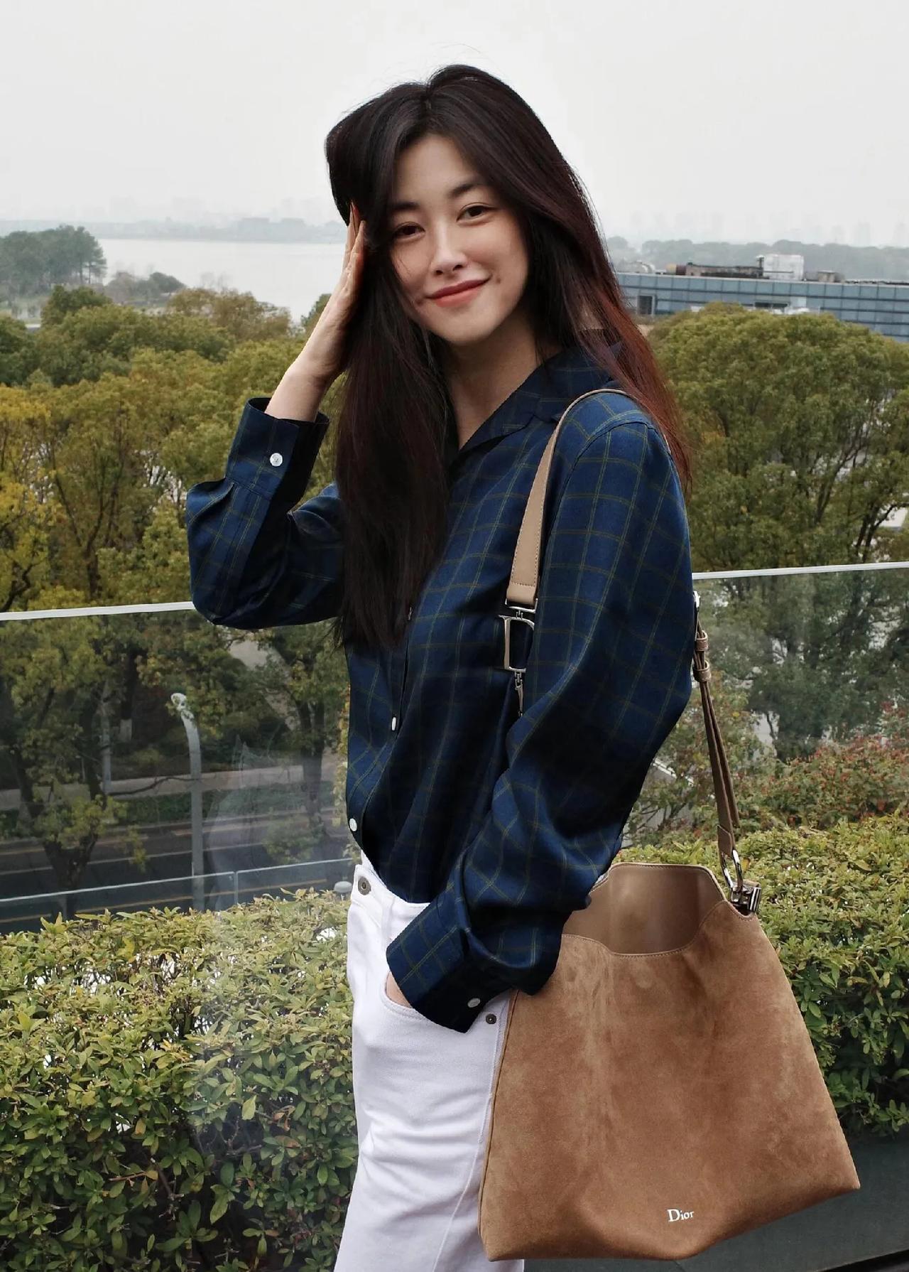 被朱珠这身日常穿搭狠狠种草了！格纹衬衫+小白裤，休闲又时髦，不挑身材，日常出门