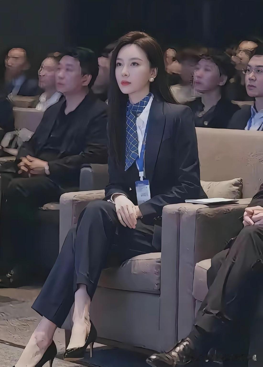 天呐！这样的女生，是不是大家心里的白月光？她气质干净又舒服，笑起来感觉世界都