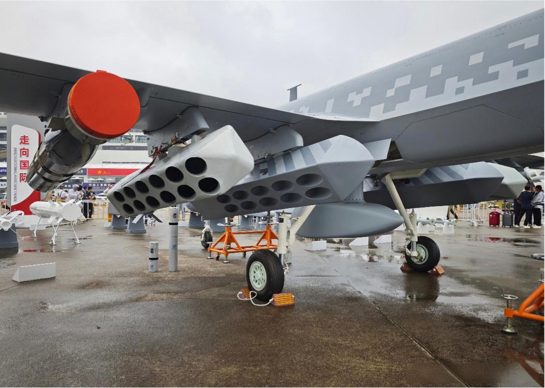 挂载声呐浮标投放吊舱和反潜鱼雷的翼龙X反潜无人机——翼龙X是中国航空工业