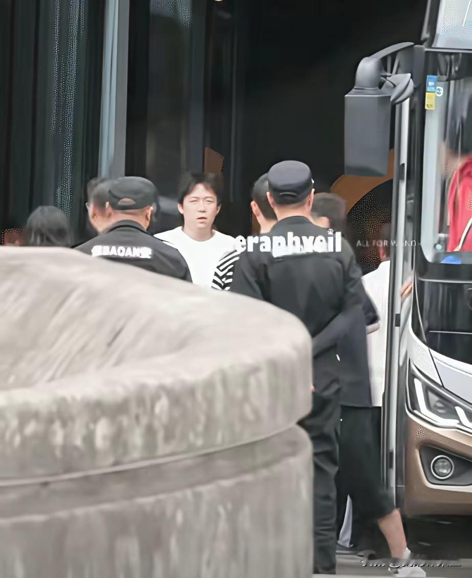 经常感动于国乒的传承，许昕就是个例子，不但伦敦世乒赛和龙队全程跟赛，这次崇明