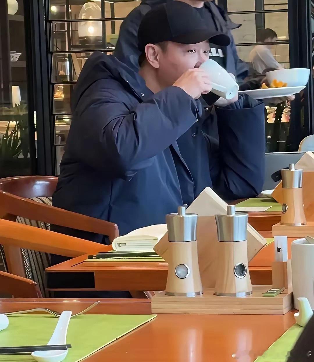 辛柏青独坐小酌，孑然一身，却神色淡然，慢烹香茗，浅酌细品，举手投足间皆是从容不迫